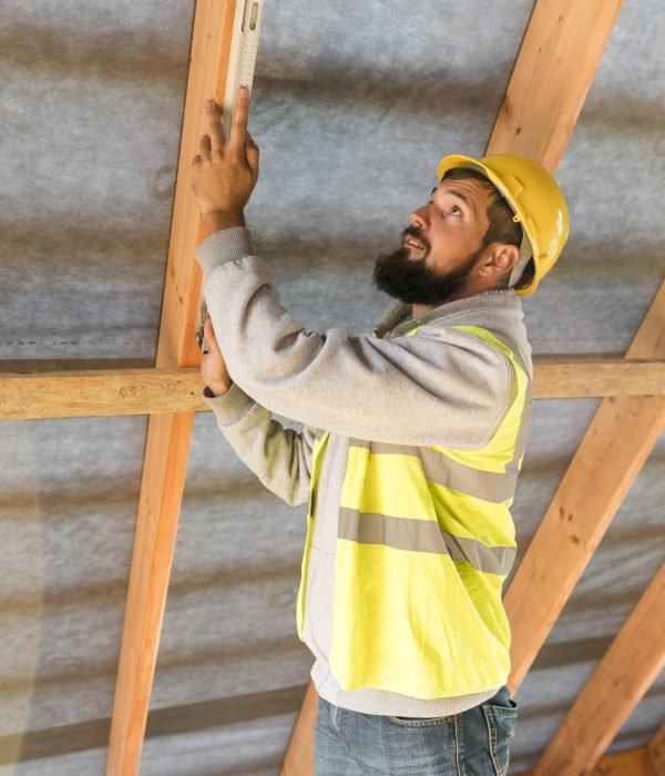 hombre-carpintero-trabajando-lateralmente